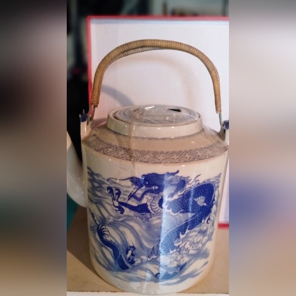 Large Vintage Blue and White Chinese Wedding Teapot - Picture 4 of 7